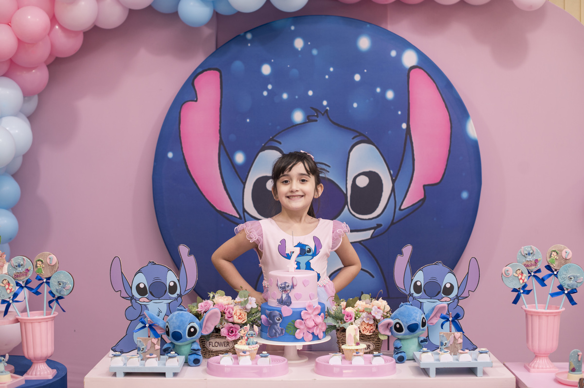 Festa infantil, decoração Stitch, foto da aniversariante