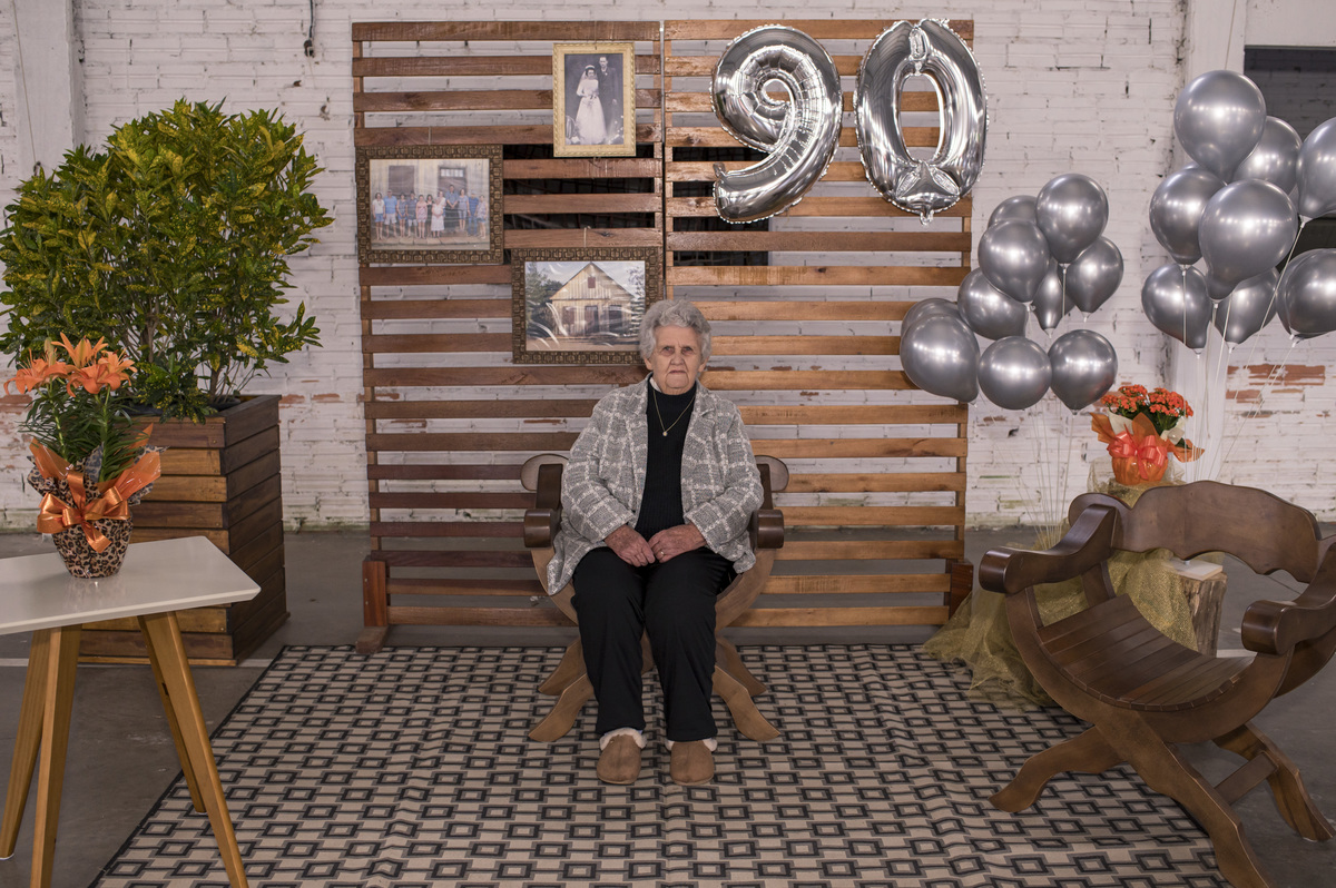 Festa de aniversário de 90 anos - foto da aniversariante na decoração