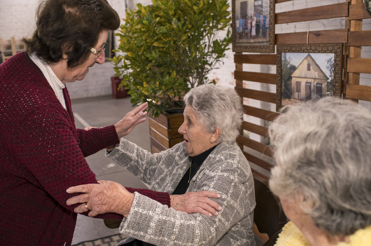 festa de aniversário de 90 anos, abraço de antigas amigas