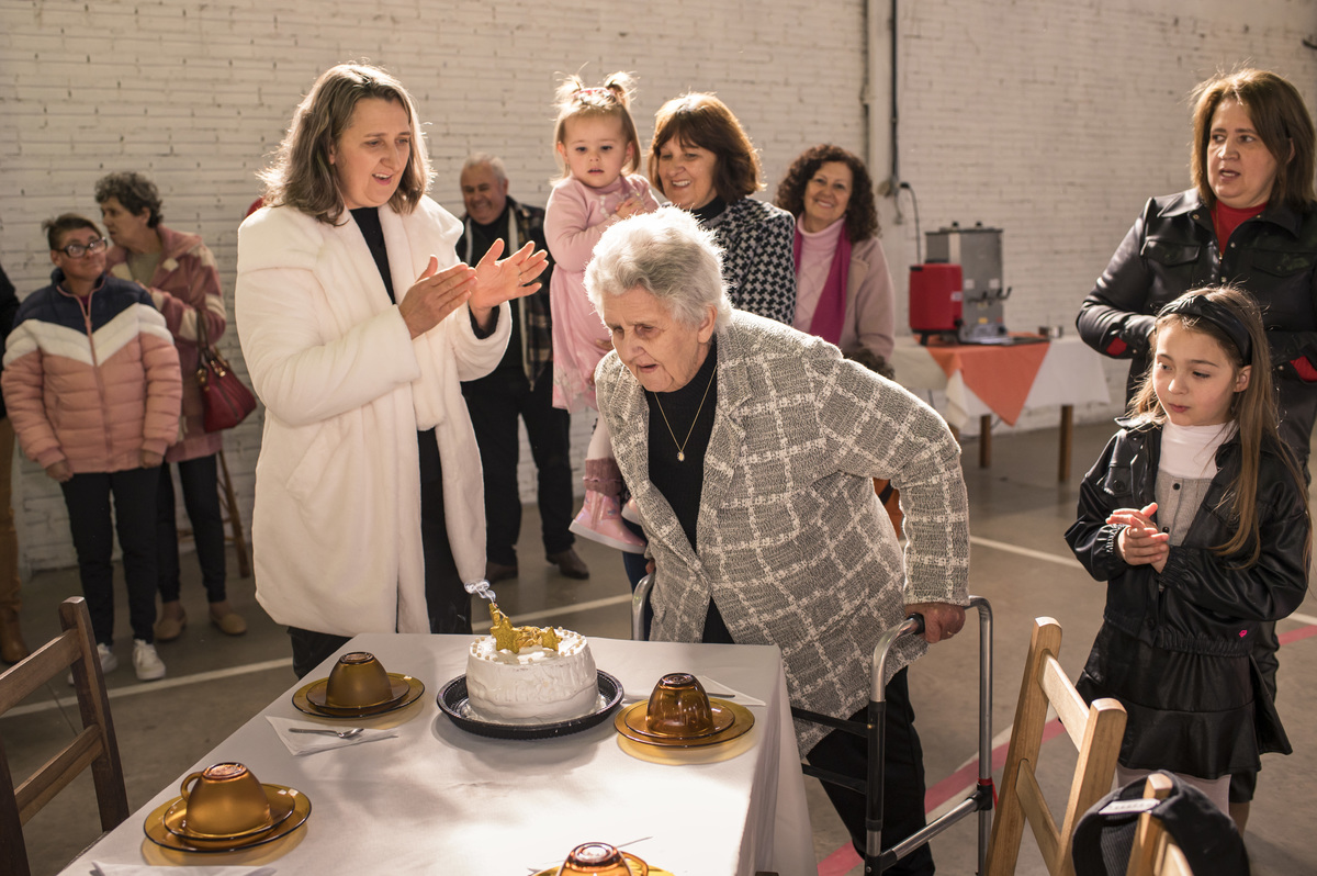 festa de aniversário de 90 anos, hora de soprar as velinhas