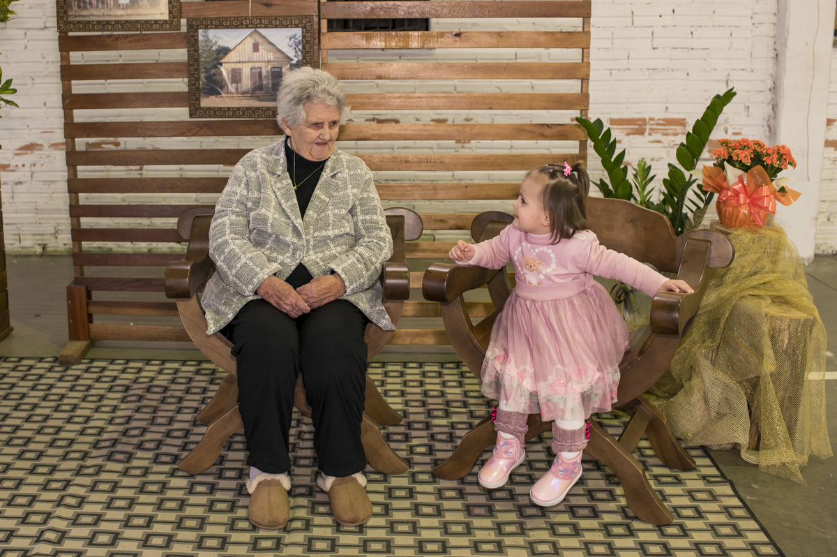 Festa de aniversário de 90 anos - foto da bisavó com bisneta