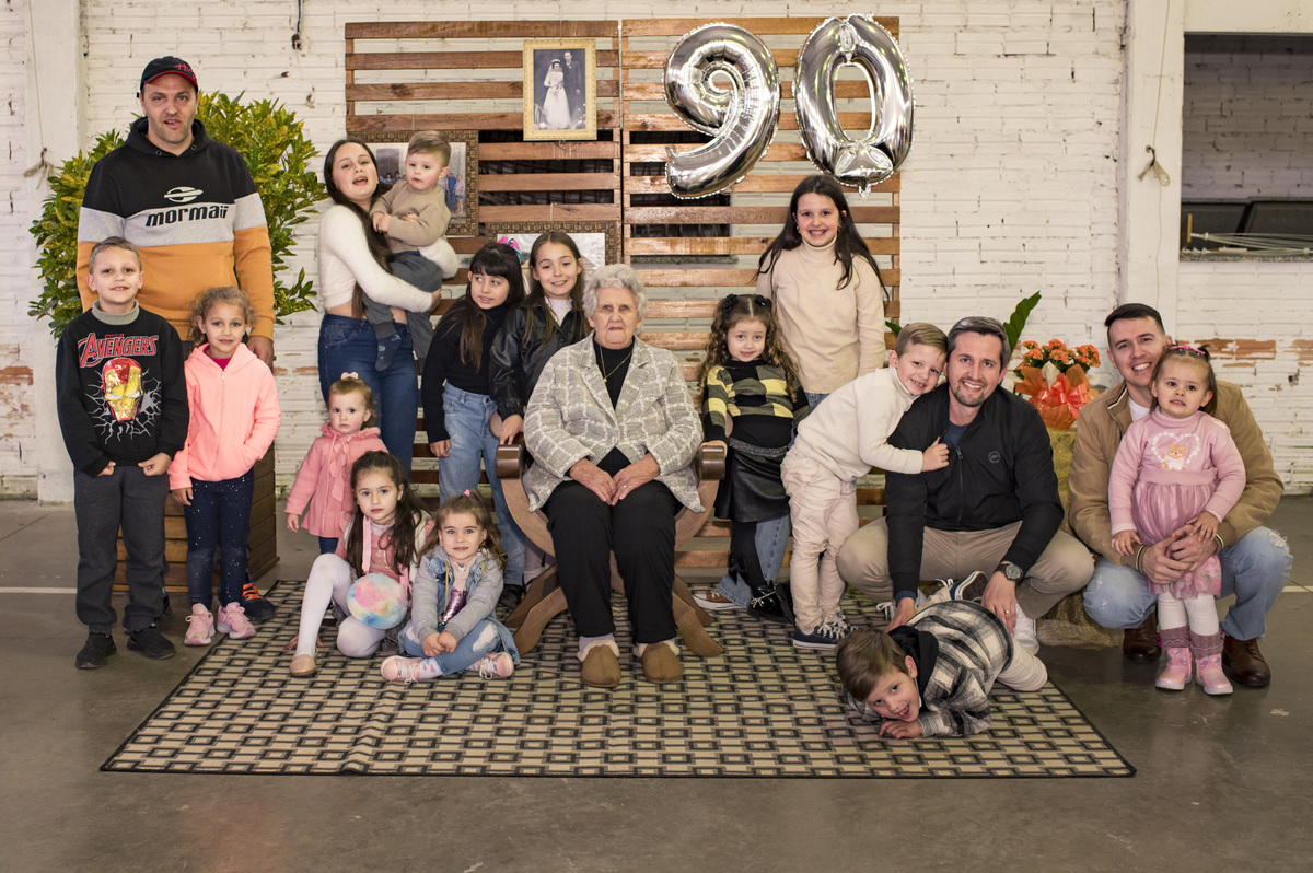Festa de aniversário de 90 anos foto com os bisnetos