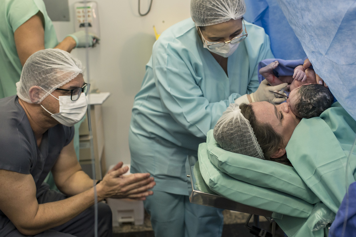 primeiro contato da mãe e bebê após nascimento