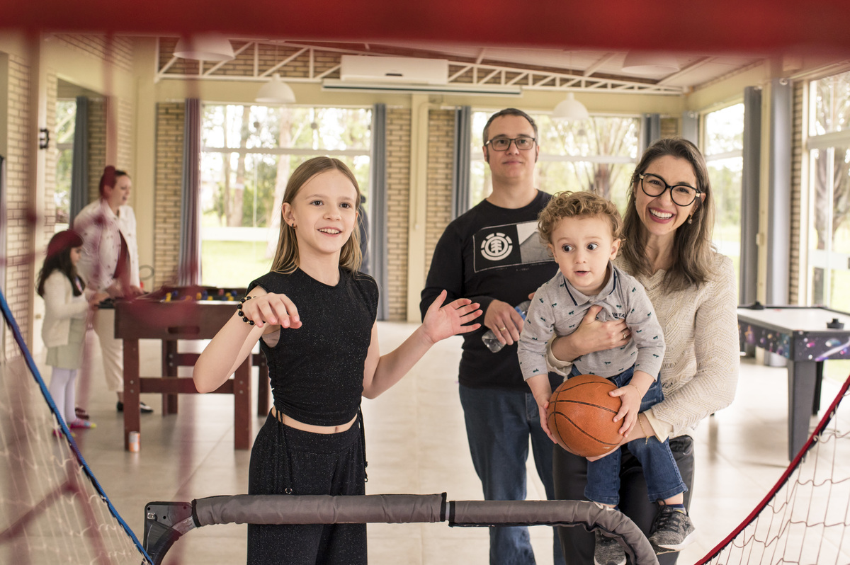 Festa de aniversário na casa da chácara em montenegro RS - convidados brincando de basquete 