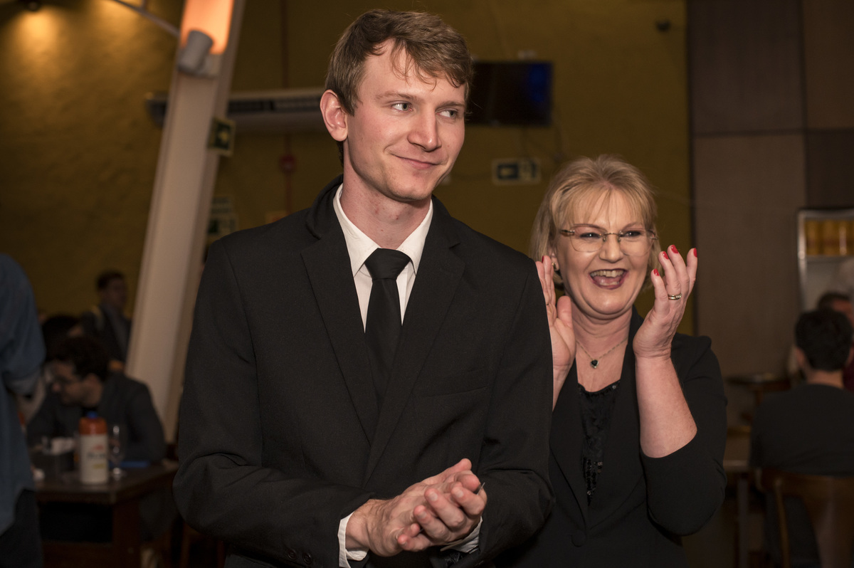 Recepção de Formatura, formando sendo aplaudido pela família