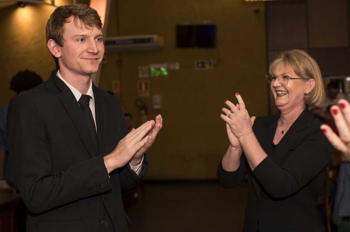 Recepção de Formatura, formando sendo aplaudido pelos convidados