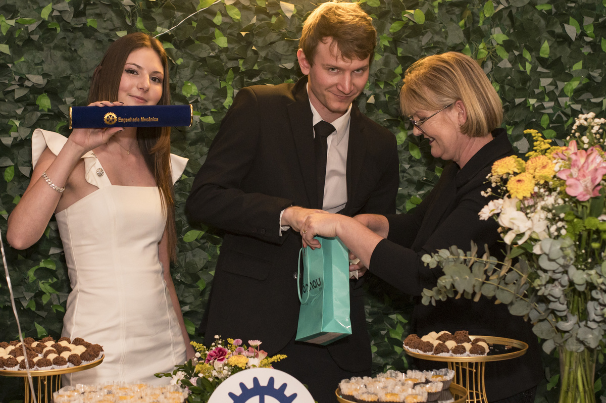 Recepção de Formatura, formando recebendo presente da família