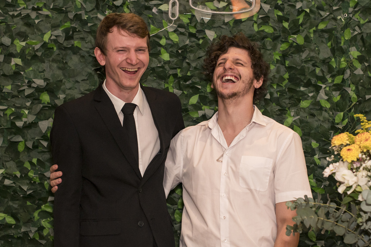 Recepção de formatura, foto espontânea com amigo