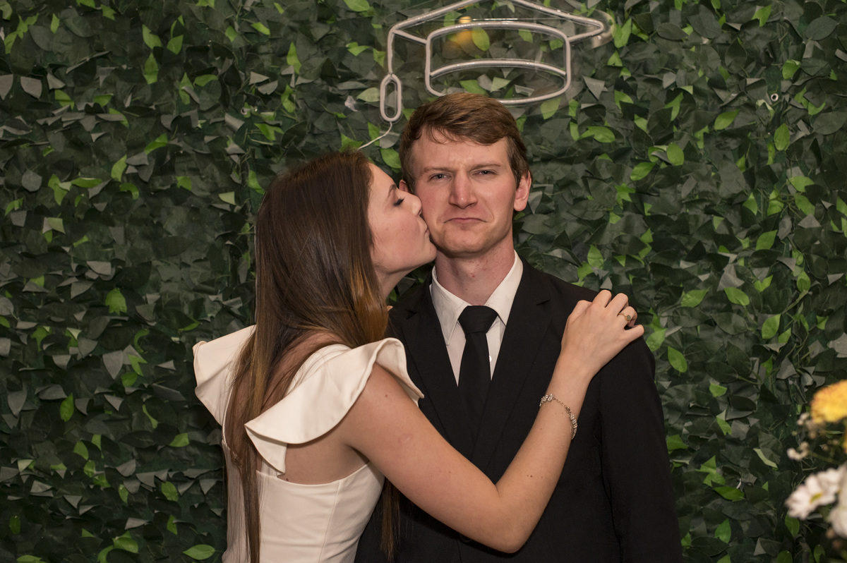 Recepção de Formatura, foto do formando com irmã