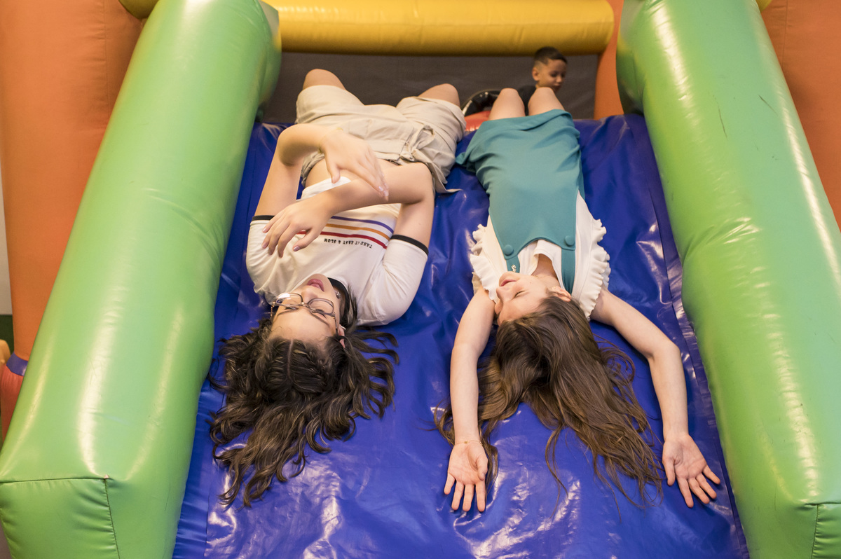 crianças em brinquedo inflável em festa de primeira comunhão