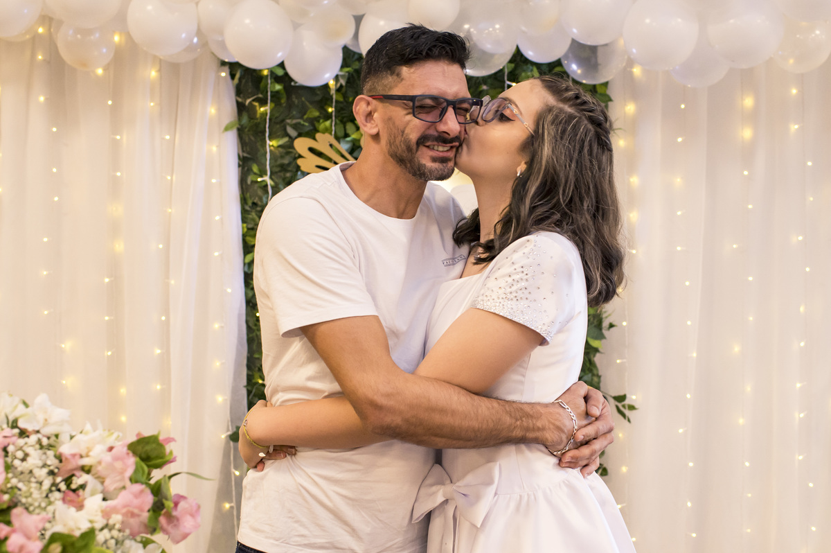 Pai e filha em foto na mesa decorada de primeira comunhão