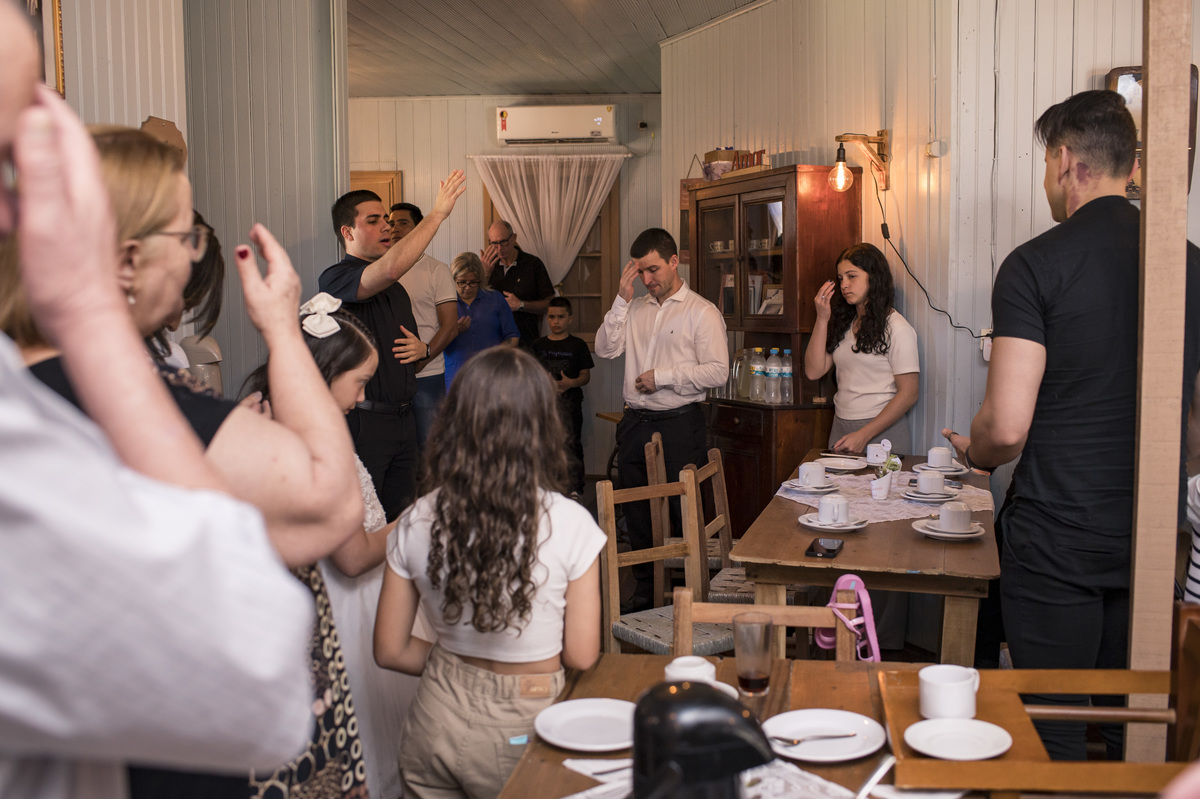 Bênção do padre no café colonial em festa de comunhão