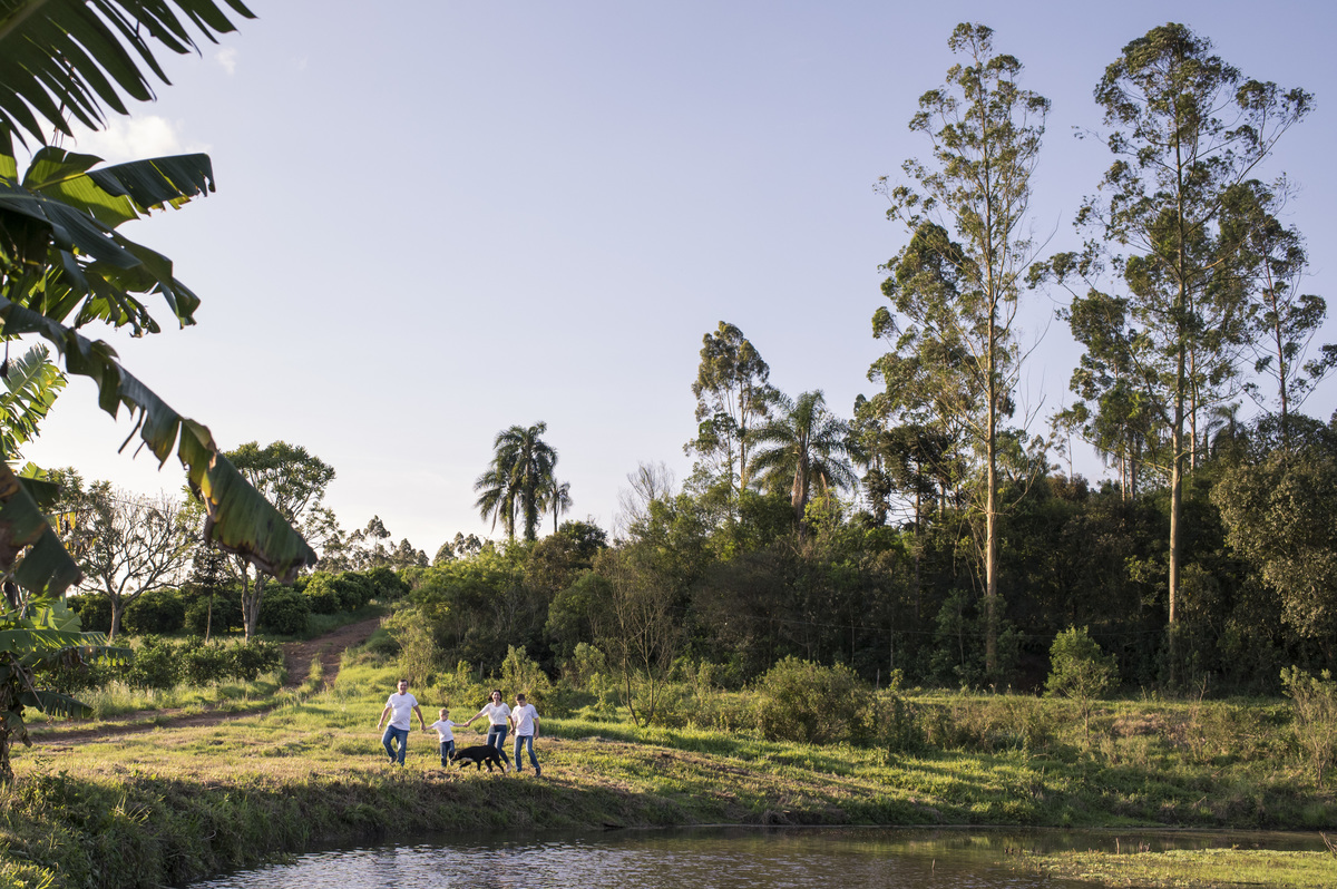 Ensaio externo de família ao lado de um açude