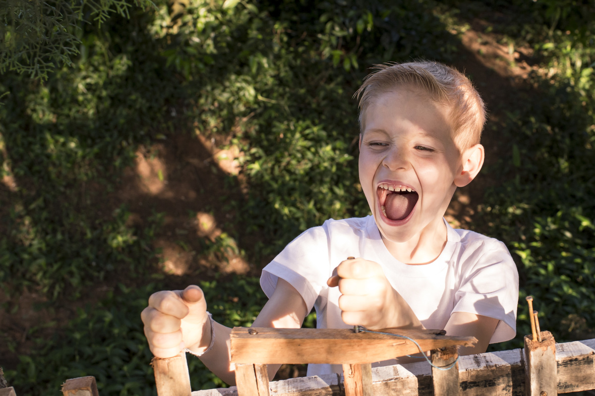 Ensaio externo de família, menino feliz brincando em seu cantinho