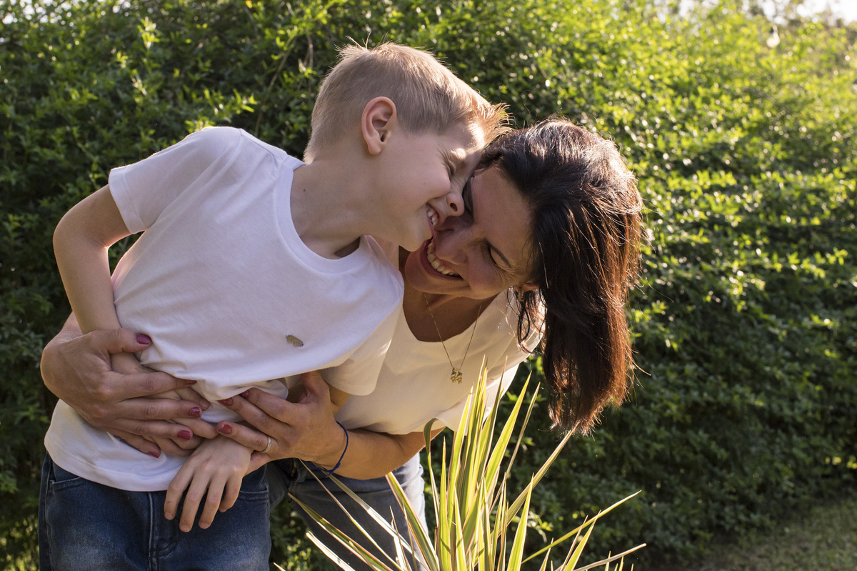 Ensaio externo de família, filho e mãe em foto espontânea