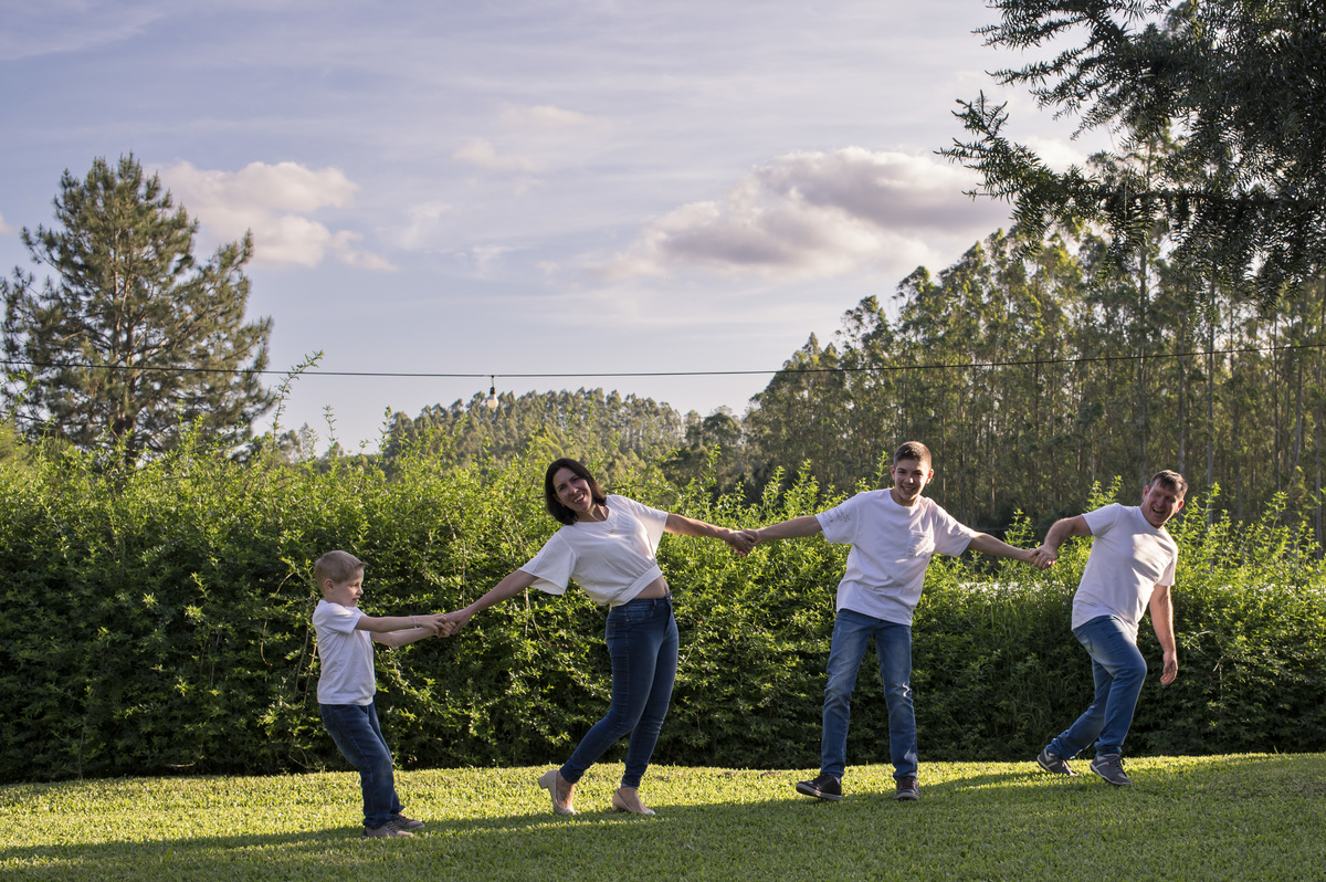 Ensaio externo de família no jardim de casa