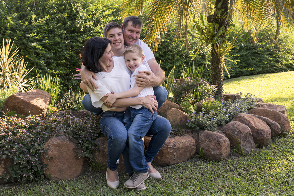Ensaio externo de família no jardim da casa