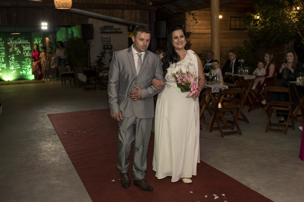 noivos no tapete vermelho para a cerimônia civl