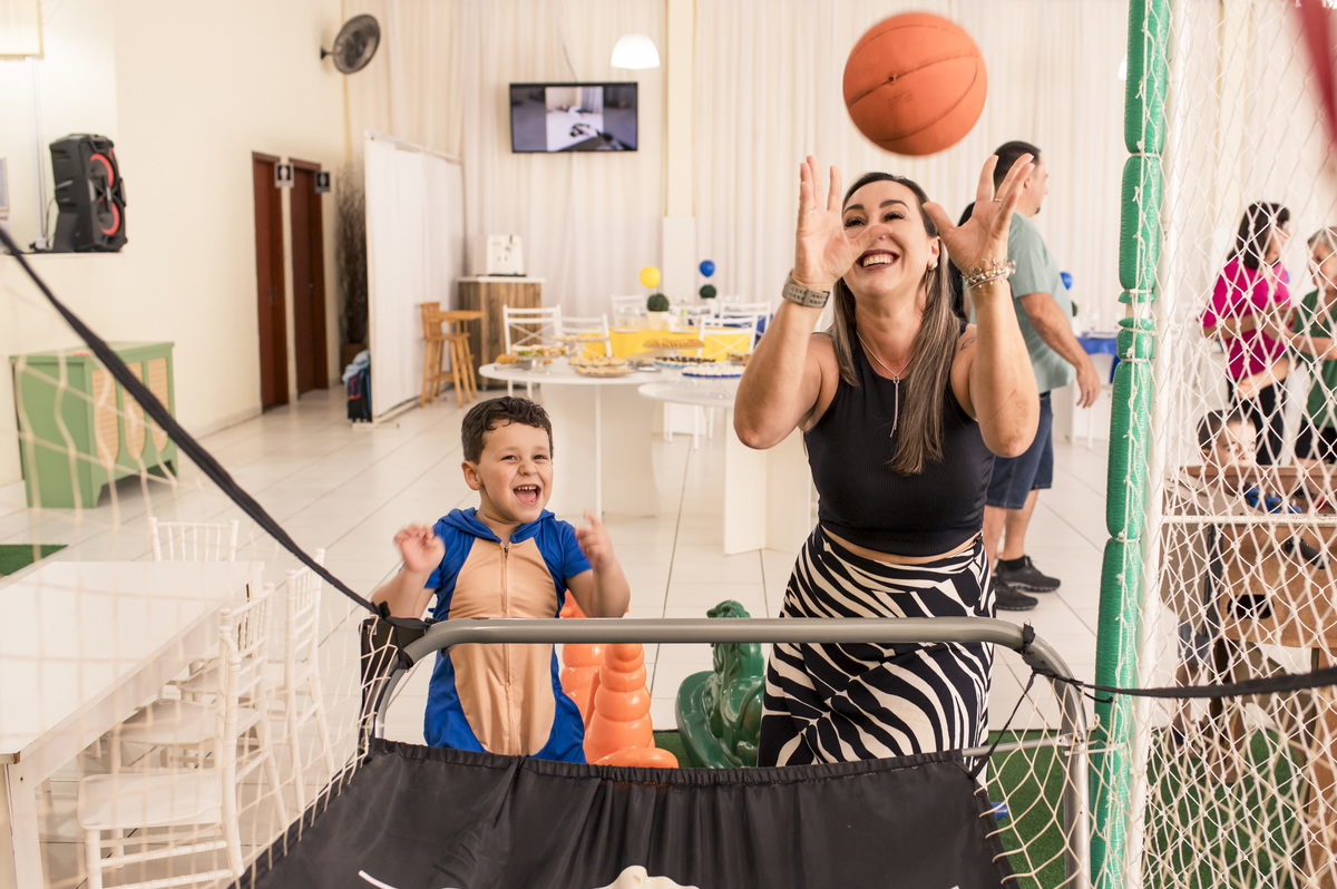 festa infantil, criança e mãe jogando basquete