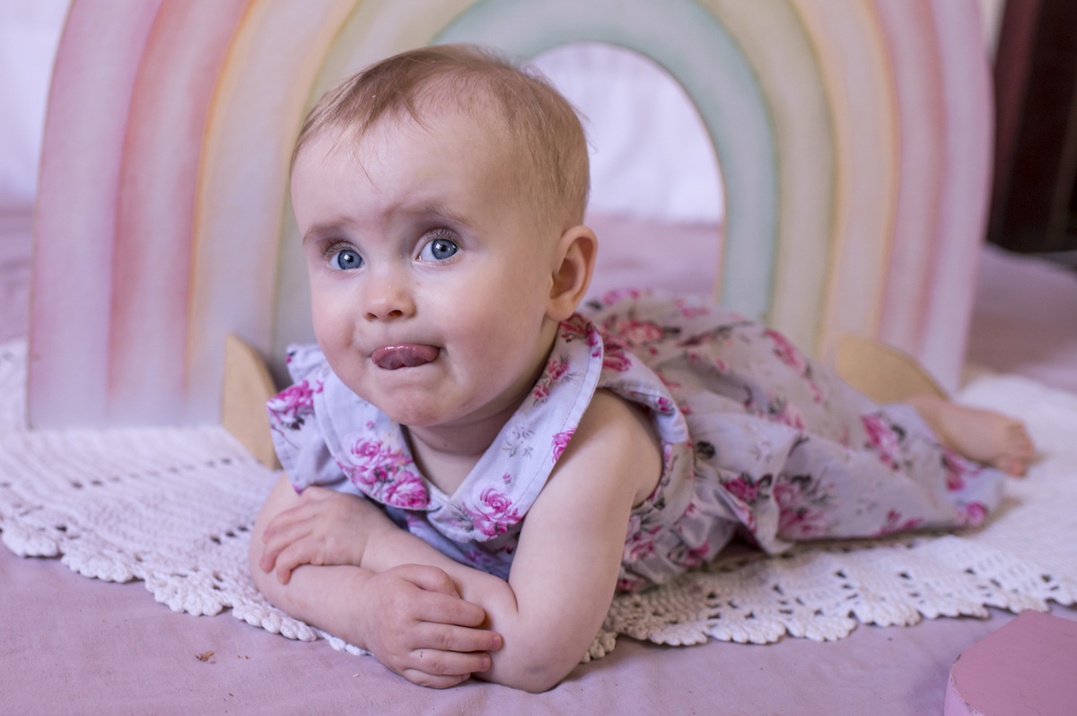 Ensaio de um aninho com cenário de arco íris