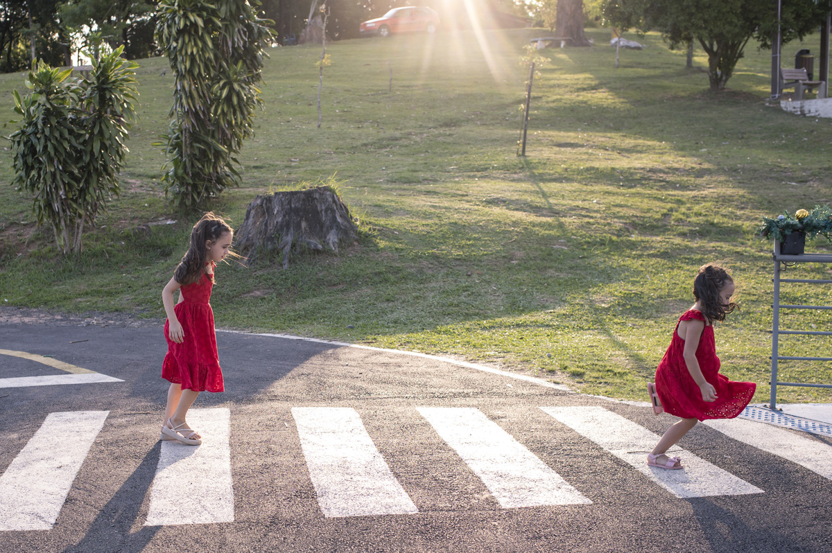 ensaio de família, crianças correndo