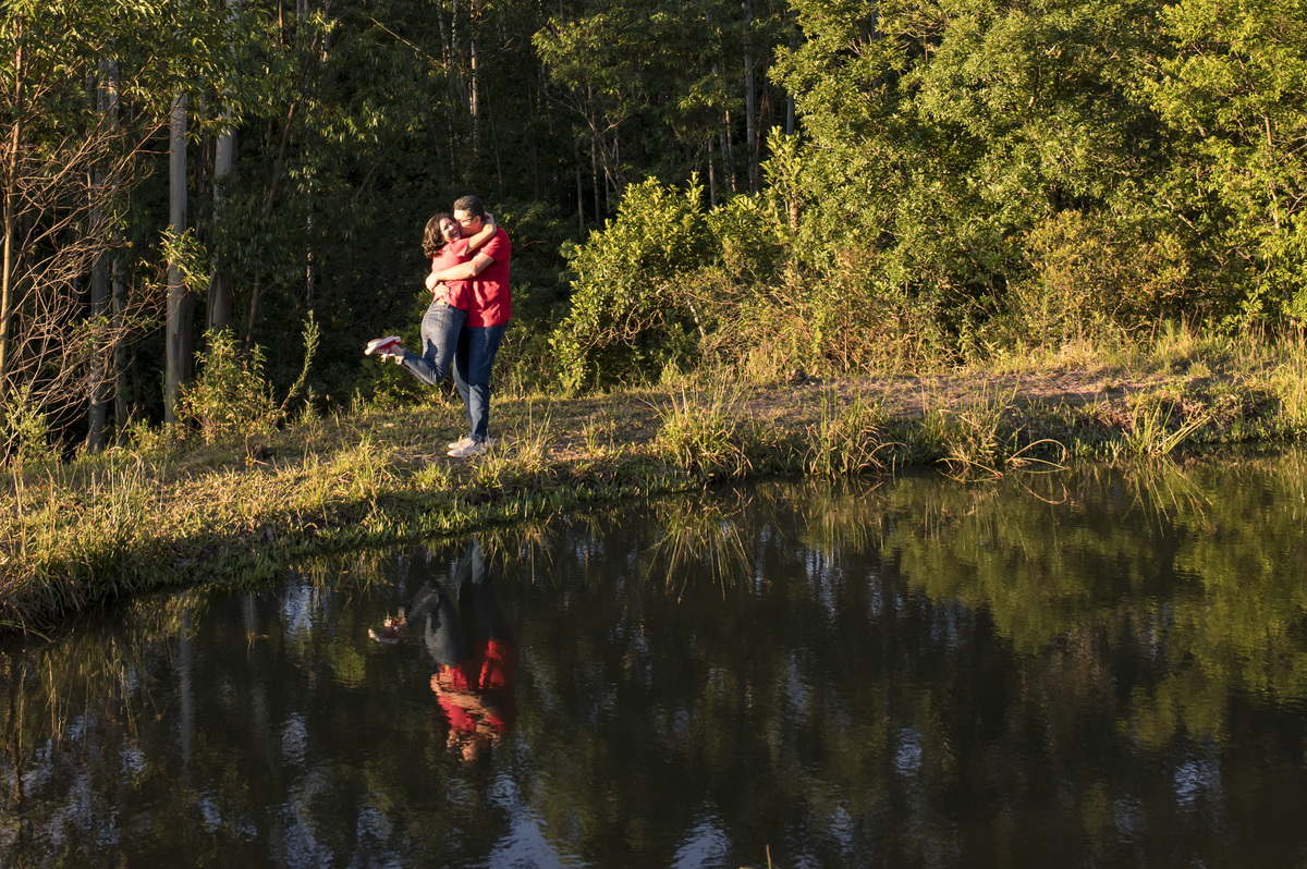 Ensaio de amigos e de casal na chácara