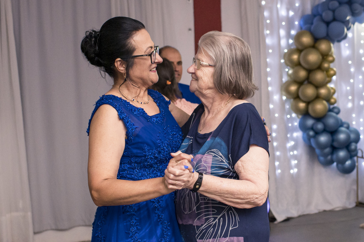 baile e dança na festa de 60 anos