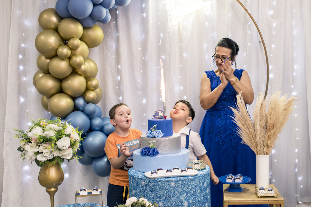 hora de assoprar a vela na mesa decorada festa de 60 anos