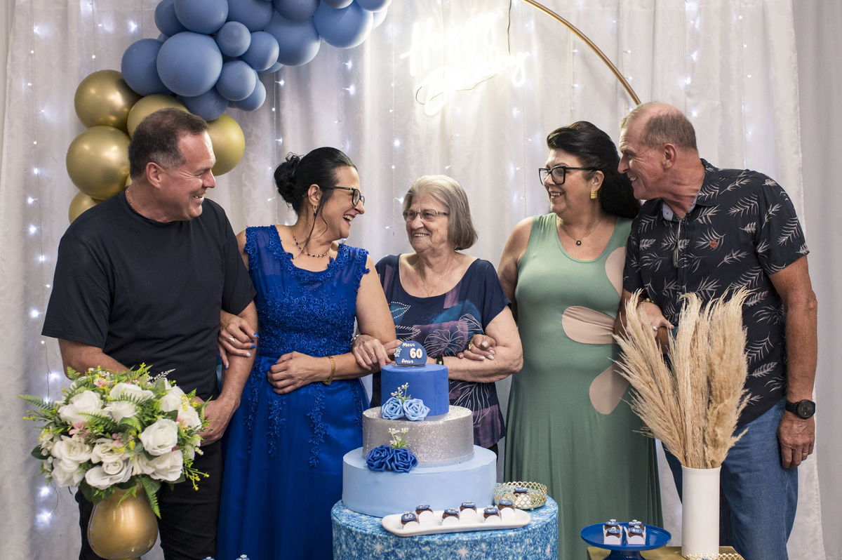 família na mesa decorada de 60 anos