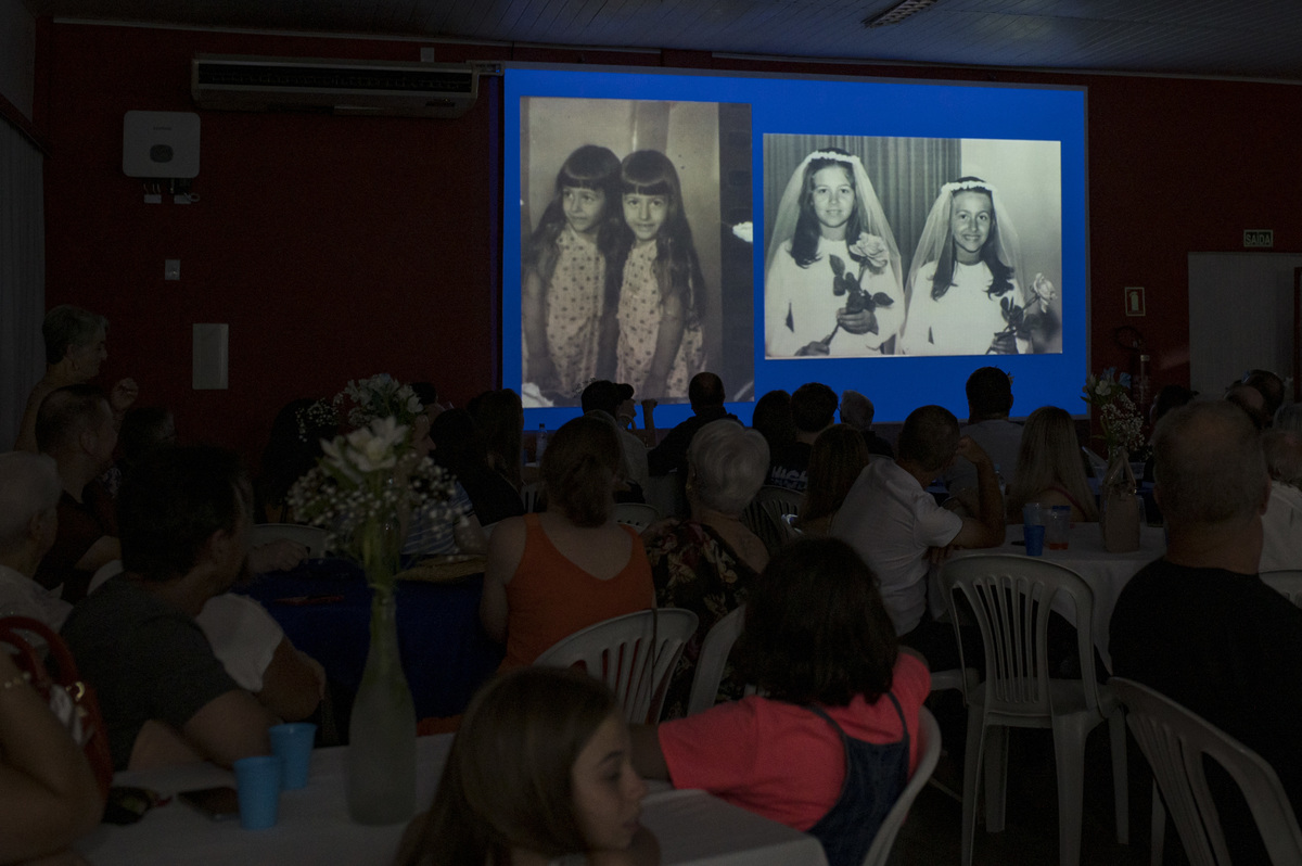 telão com fotos da infância