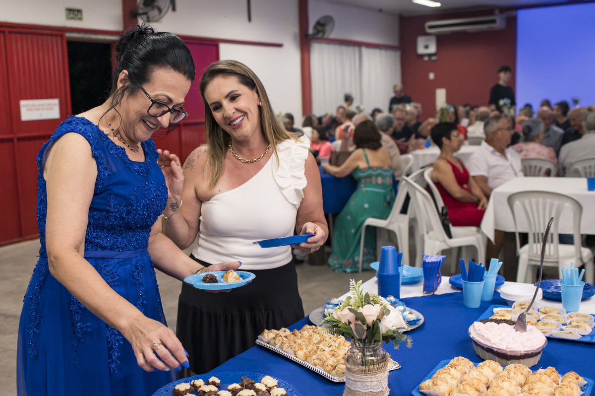 hora de comer na festa de 60 anos