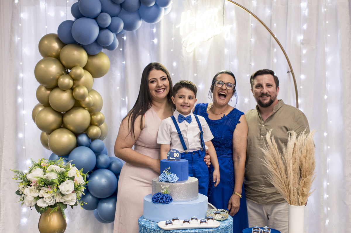 família na mesa decorada 60 anos