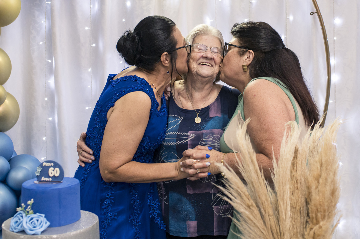 família na mesa decorada 60 anos