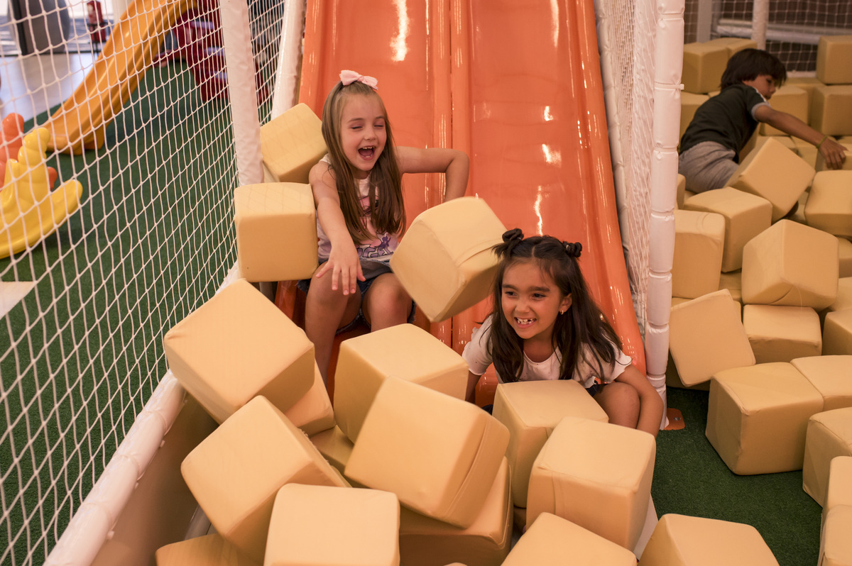 festa de aniversário infantil, crianças brincando no escorregador