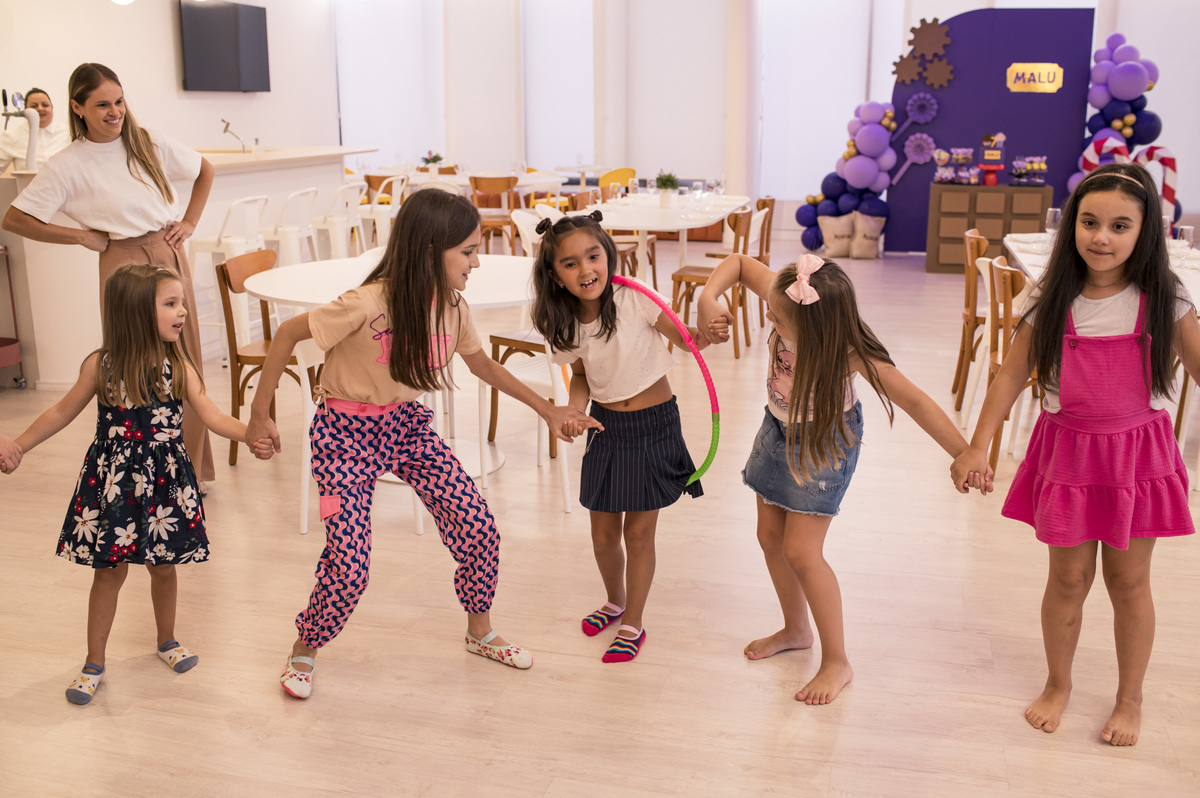 festa de aniversário infantil, crianças brincando