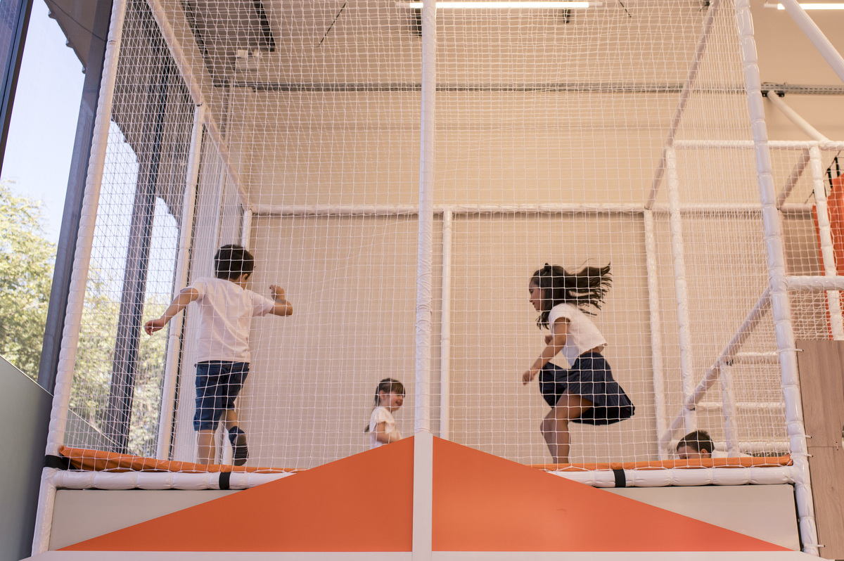 festa de aniversário infantil, crianças na cama elástica