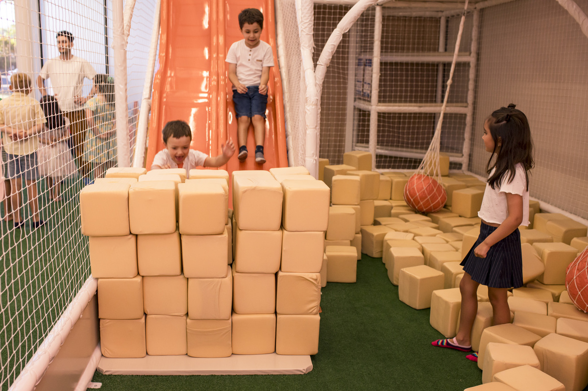 festa de aniversário infantil, crianças brincando