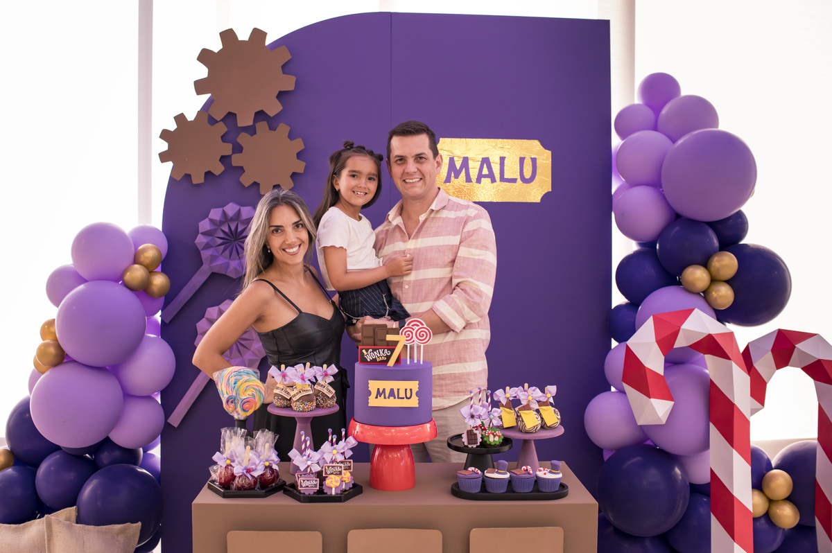 Festa de aniversário infantil, foto com a família - decoração Wonka - fantástica fábrica de chocolates