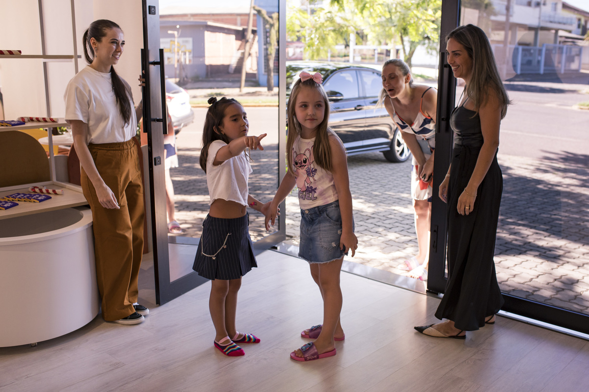 festa de aniversário infantil, crianças chegando