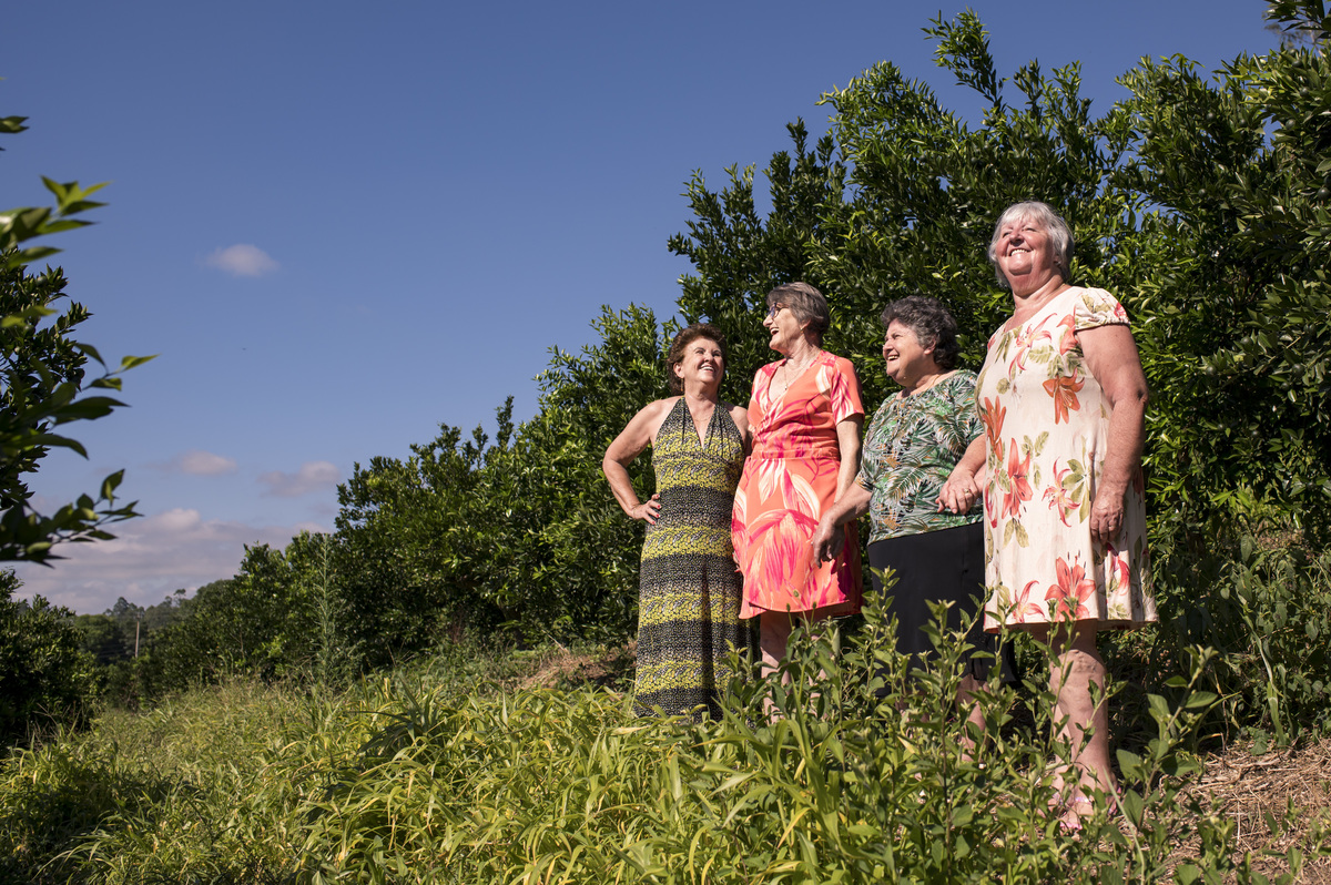 ensaio externo de amigas no meio da plantação de bergamotas