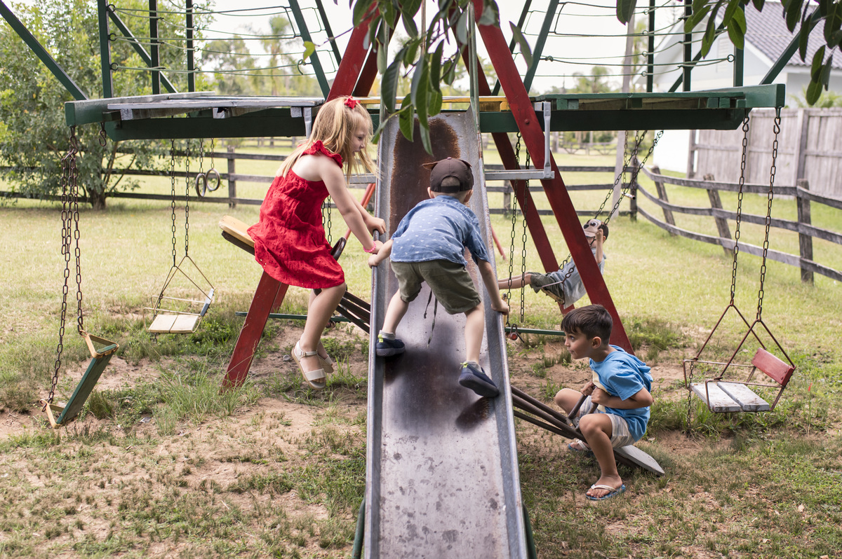 Festa de aniversário infantil - crianças brincando no parquinho