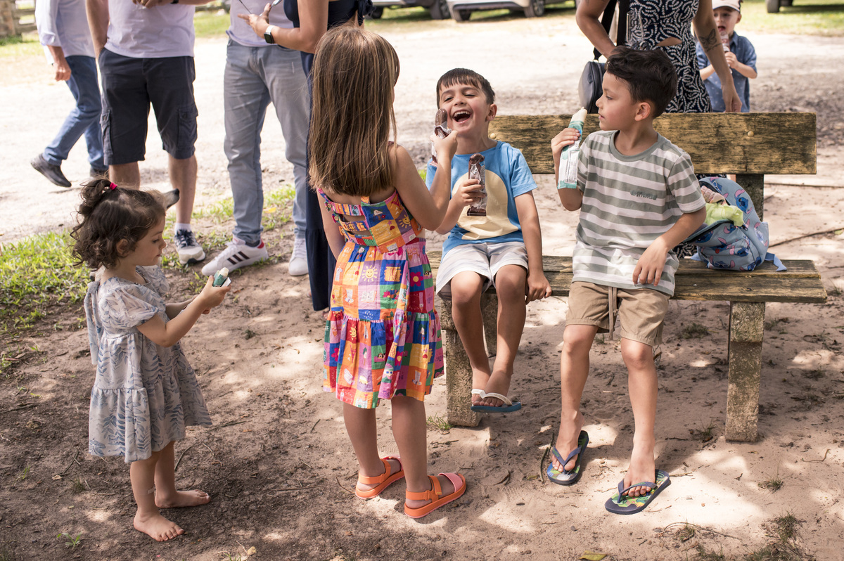 Festa de aniversário infantil - crianças comendo picolé
