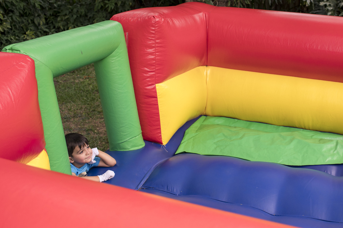 Festa de aniversário infantil - criança na porta do brinquedo inflável
