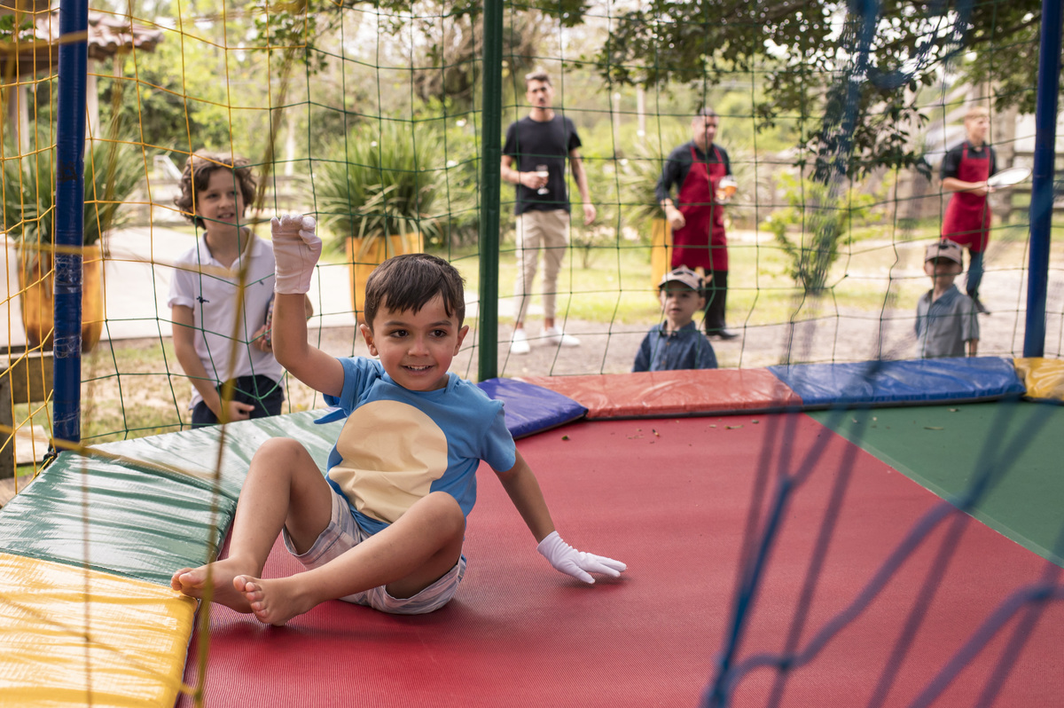 Festa de aniversário infantil - criança na cama elástica