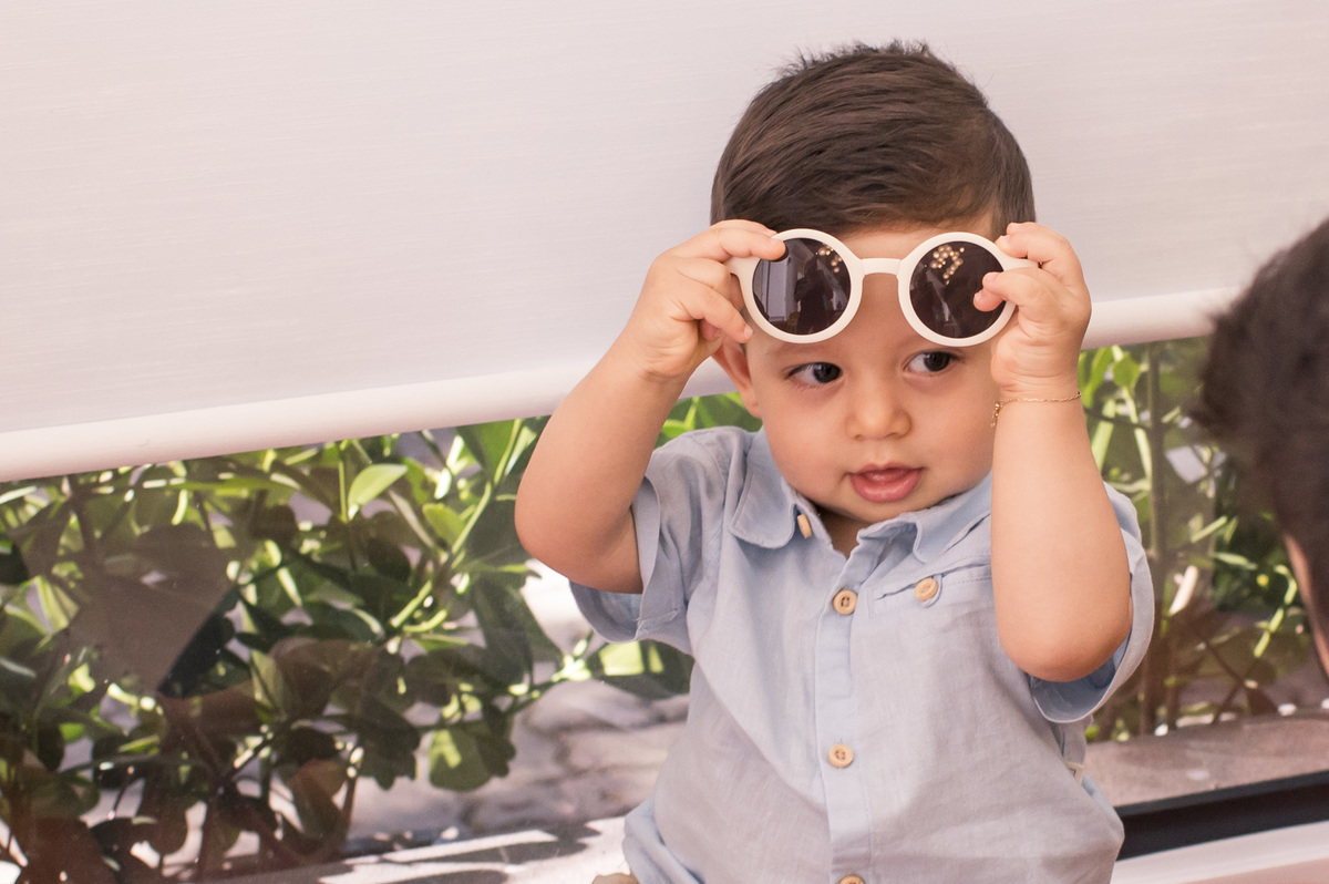 Festa de aniversário infantil, eu acho que vi um gatinho, criança com óculos de sol
