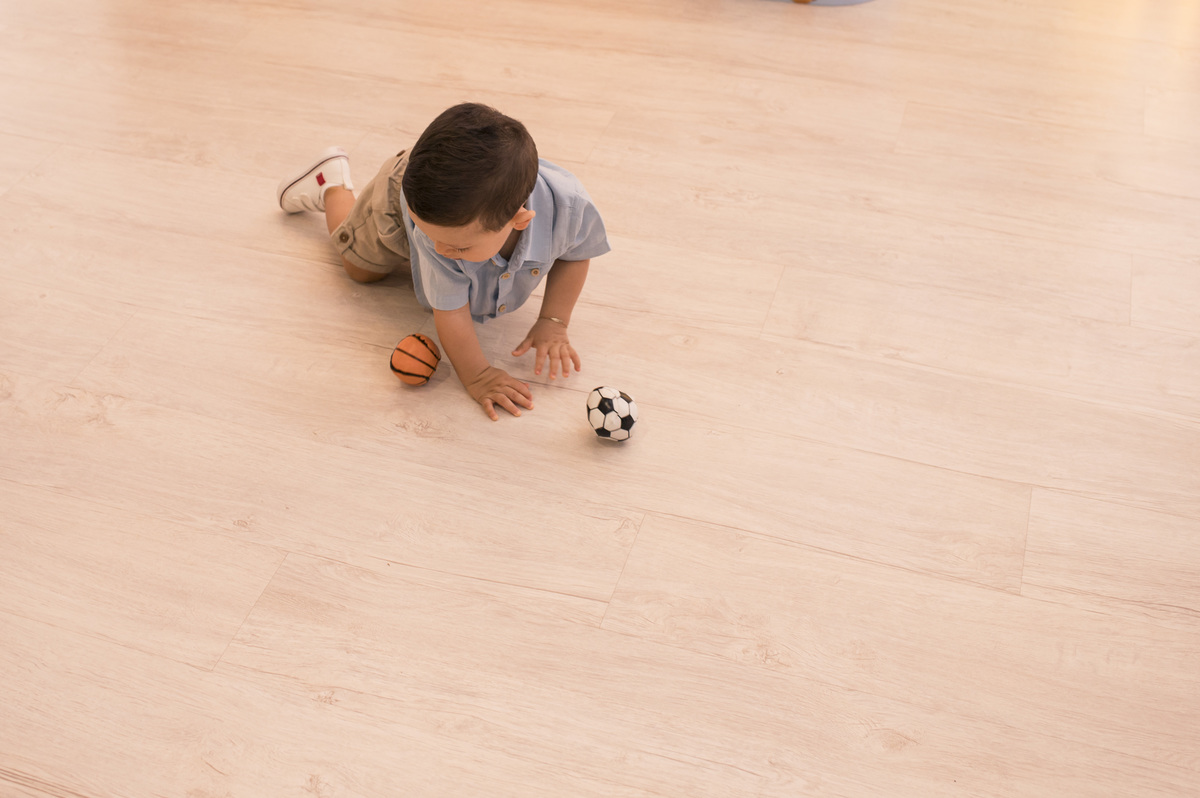 Festa de aniversário infantil, criança brincando no chão do espaço