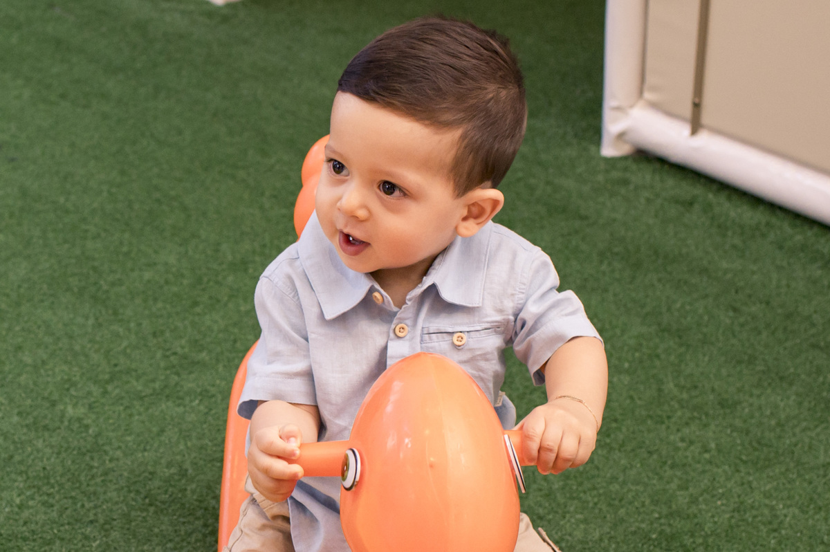 Festa de aniversário infantil criança brincando