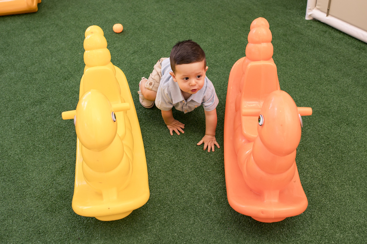 Festa de aniversário infantil, criança nos brinquedo do espaço