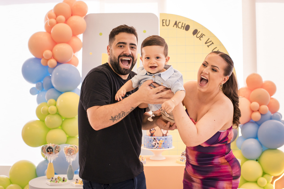 Festa de aniversário infantil, decoração looney tunes baby, papais com criança 