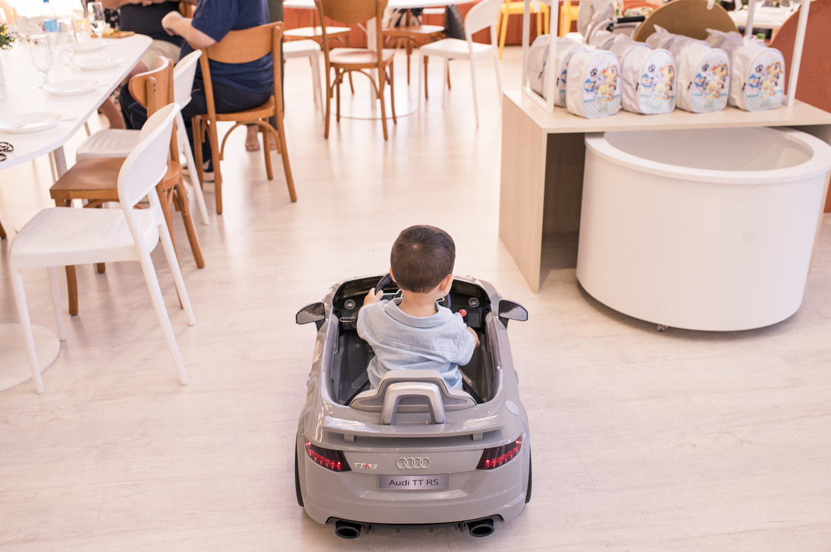 Festa de aniversário infantil, criança andando em carrinho elétrico